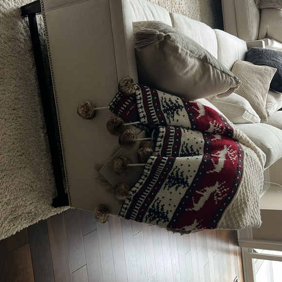 Gorgeous Xmas throw from pottery barn - Picture 4 of 6